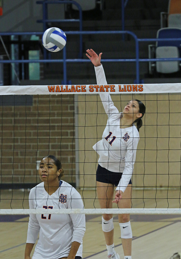 Freshman Amanda Monge of Davenport, Fla. (right) and Freshman Aliana Quesada of Orlando, Fla.
